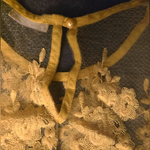 Vibrant Lace Sleeveless Blouse - Picture 4 of 4